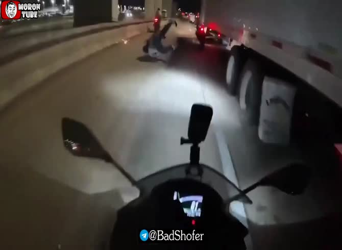 Video :A truck strikes and almost runs over a biker